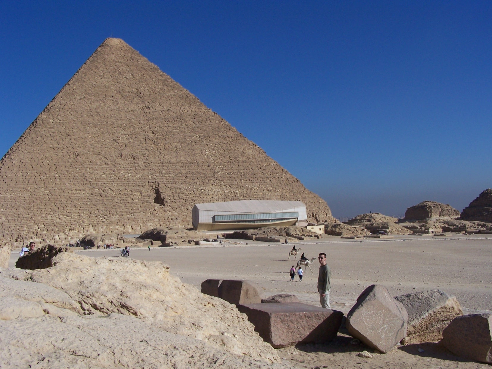 La Pyramide de Chops avec  ses pieds le batiment renfermant la barque solaire de Chops.